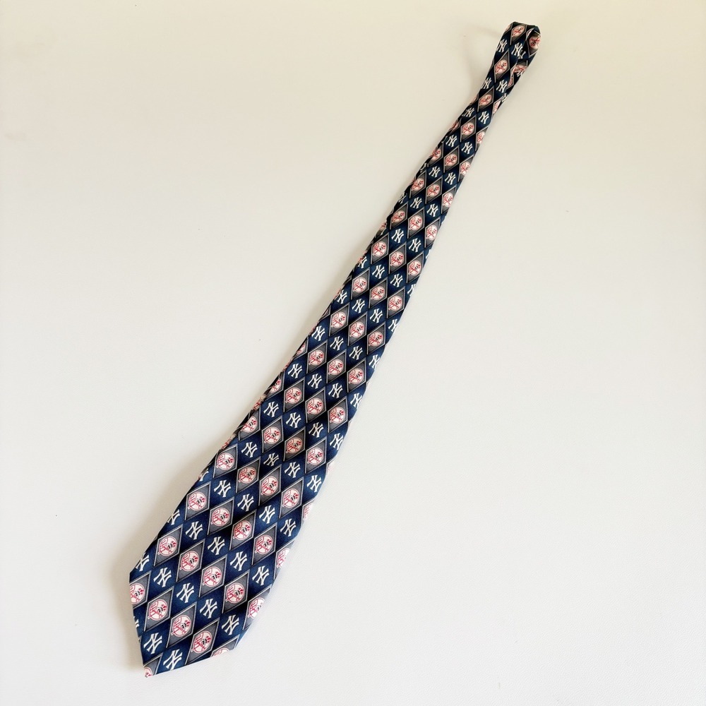 MLB Baseball Mens New York Yankees Silk Diamond Logo Sporty Preppy Necktie 58" - Picture 4 of 4